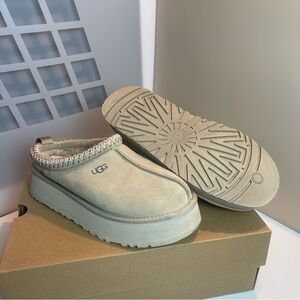 UGG Tazz Platform in Sand color. Scandi-Chic Neutral Slip-On / Mule Gen-Z Sz 8
